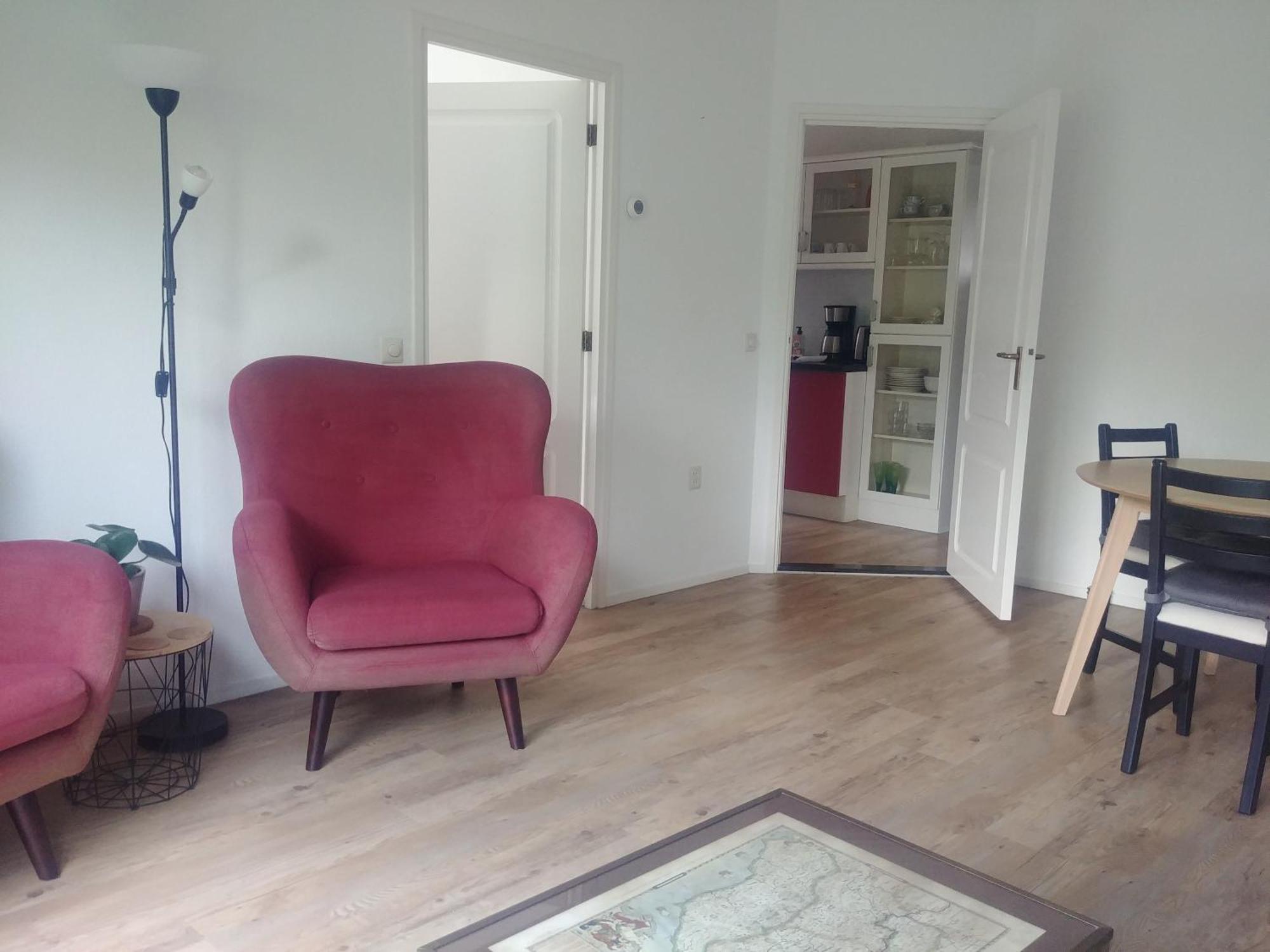 Ruim En Huiselijk Met Eigen Tuin, Compleet Uitgerust, Dichtbij